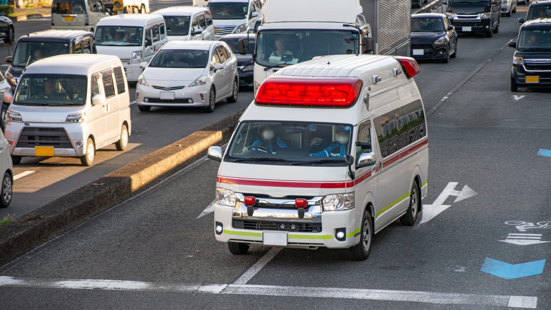 高速道路　救急車